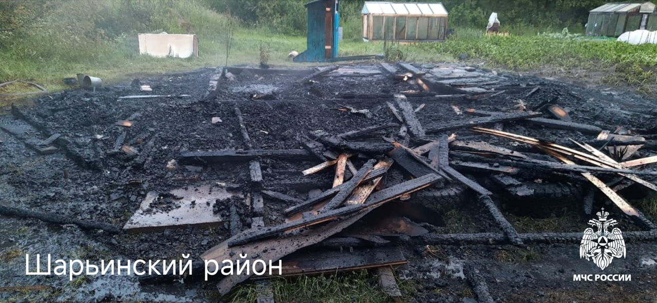 Сарайка на дачном участке дотла сгорела в Шарье