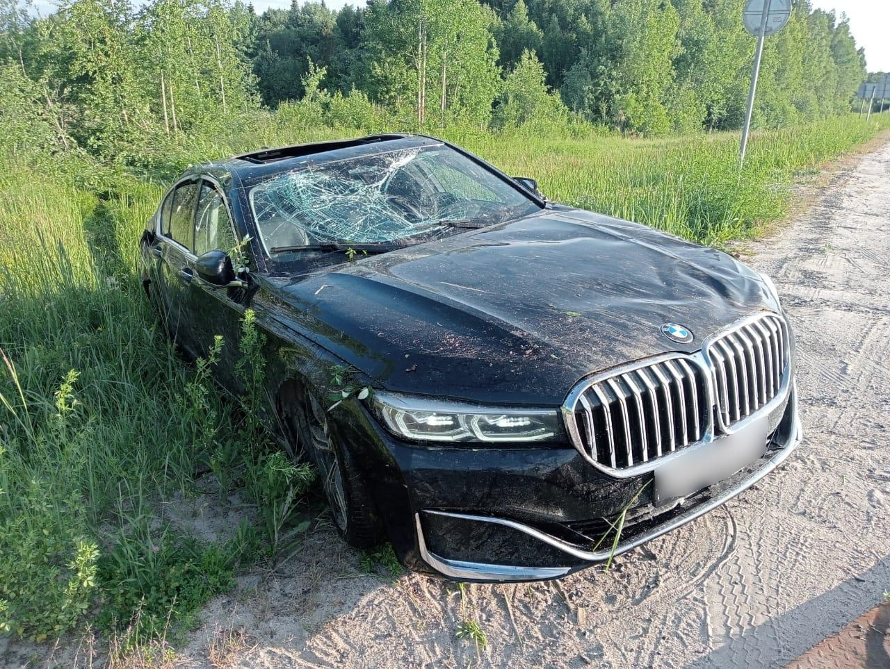 Элитный немецкий автомобиль вылетел с дороги «Кострома-Шарья-Киров-Пермь»