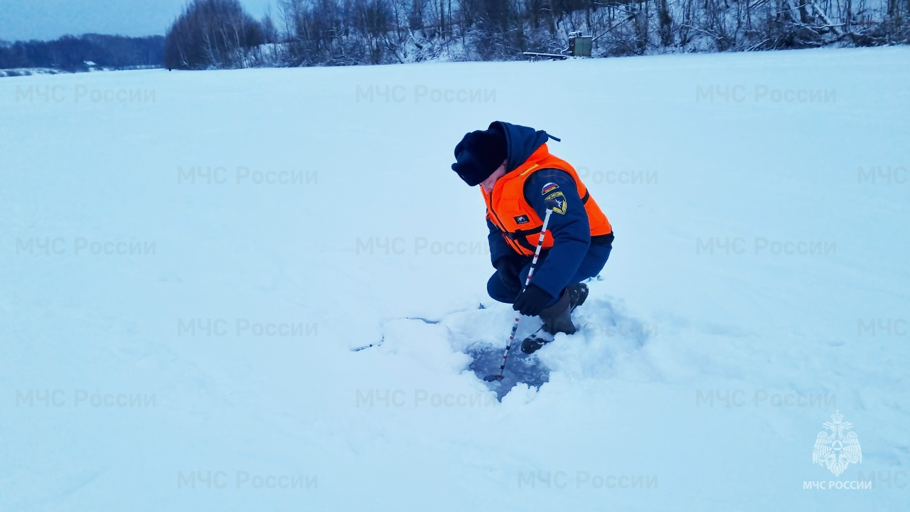 На водоёмах Шарьи толщина льда установилась в пределах 10–20 сантиметров